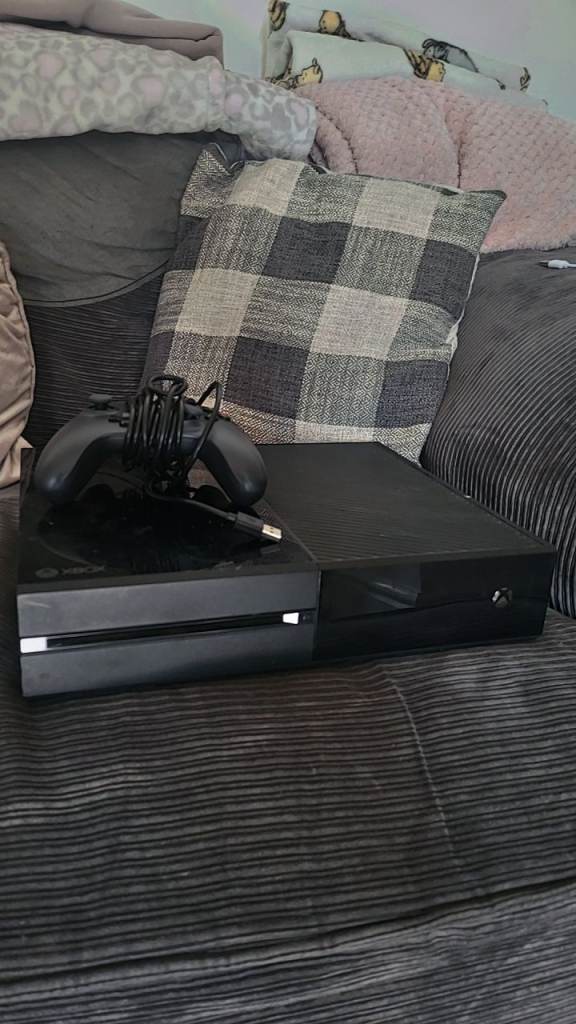 Xbox One Console with Controller – Good Condition
