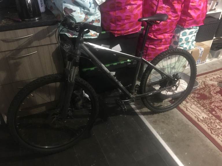 26in mountain bike in  good  condition new  seat  fitted  and tubes   for spairs    or repair 