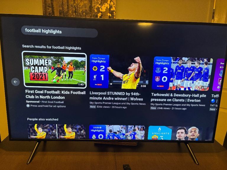 SAMSUNG 55-INCH UE55RU7020 Smart 4K Ultra HD HDR LED TV 