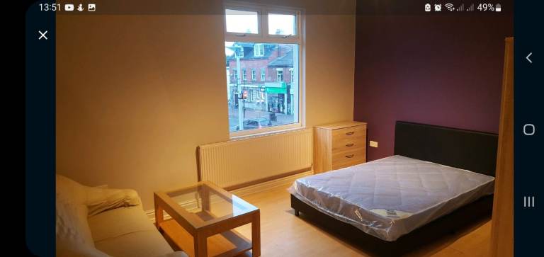 Very large double room, no deposit required 400mb wifi B67