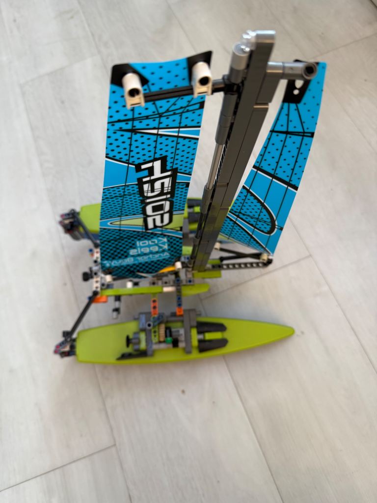 LEGO TECHNIC: Catamaran (42105)
