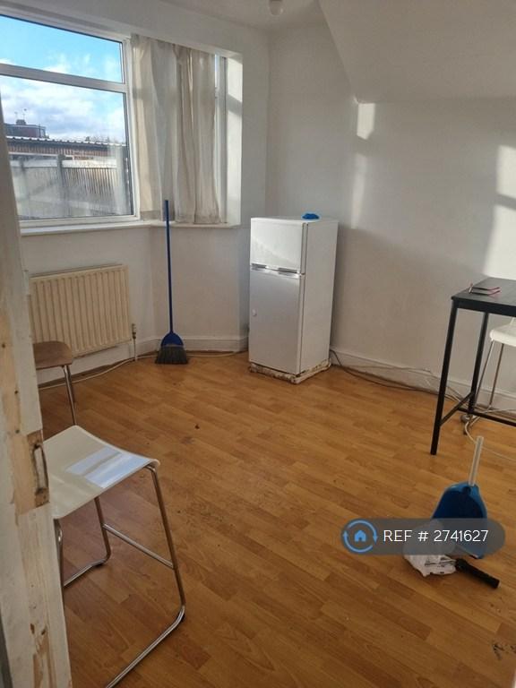 1 bedroom in Richmond Crescent, London, N9 (#2741627)