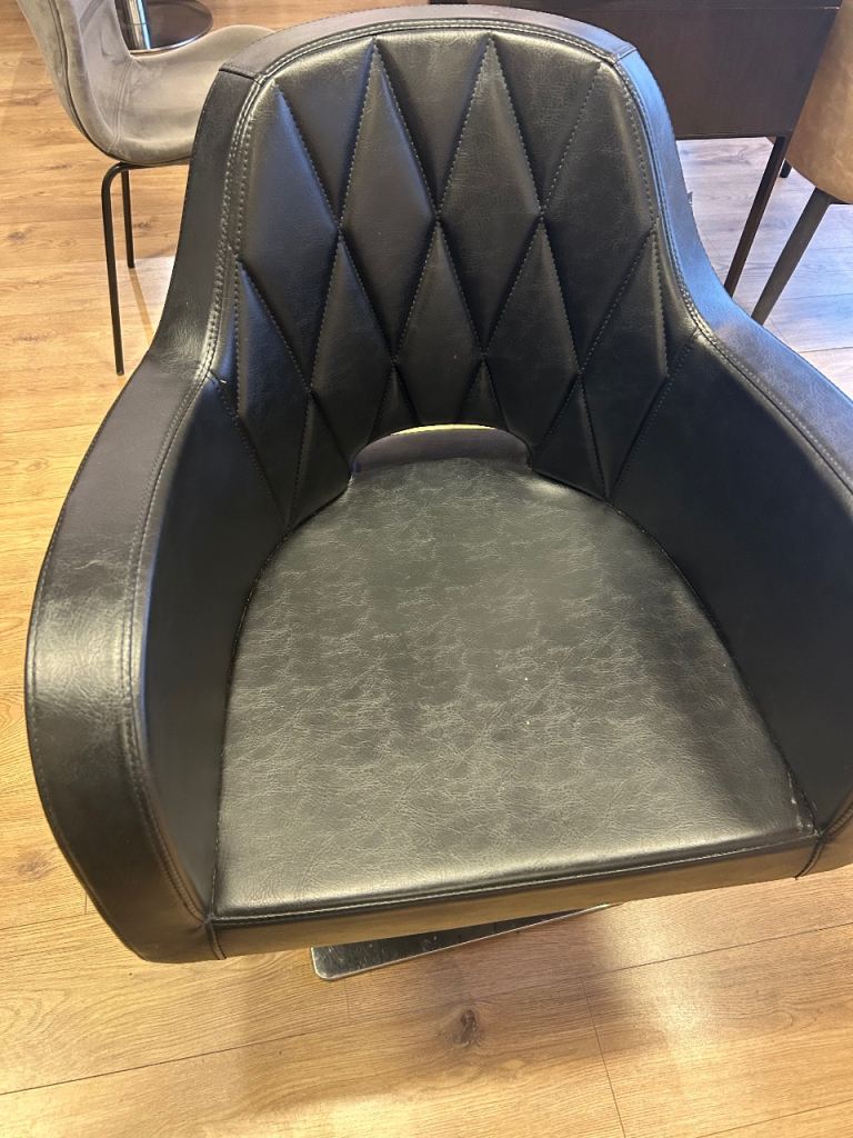 2 Dir hairdressing chairs