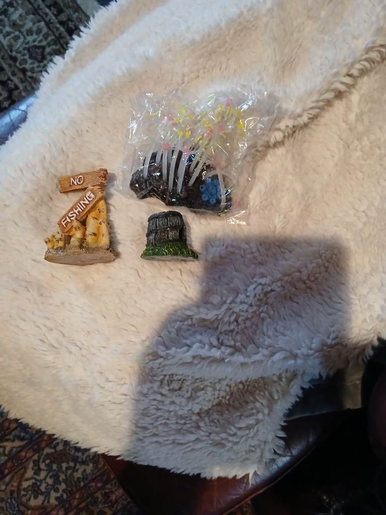 3 small  fish tank ornaments