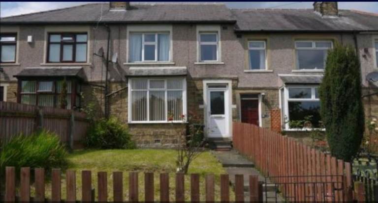3 Bedrooms HOUSE TO LET BD7 Area