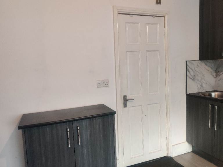 Self Contained Double bedroom available to Rent in Hounslow TW46AP 