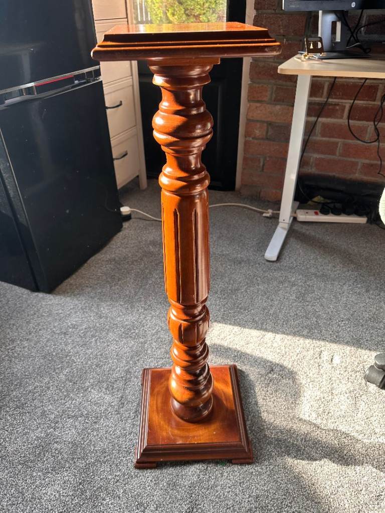 Solid Wood Pedestal Display Stand – Brown Mahogany Finish, Good Condition