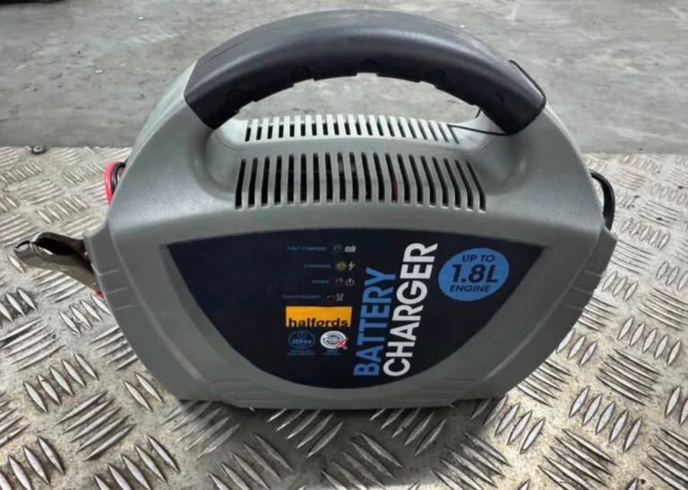 Halfords battery charger like new