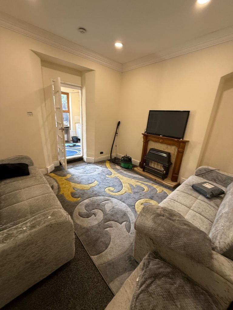 Flat to let 