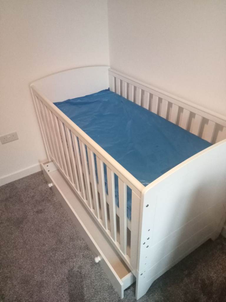 Brand new cot changing Matt walldrobe 