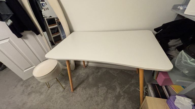 White Desk with Wooden Legs – Good Condition