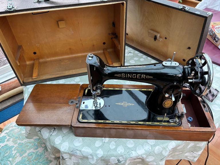 Vintage Electric Singer Sewing Machine 201k. 