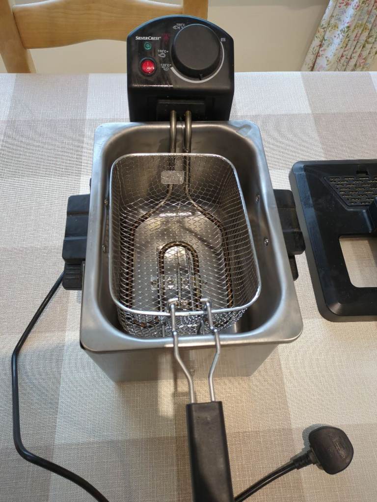 Deep fat fryer for chips etc.