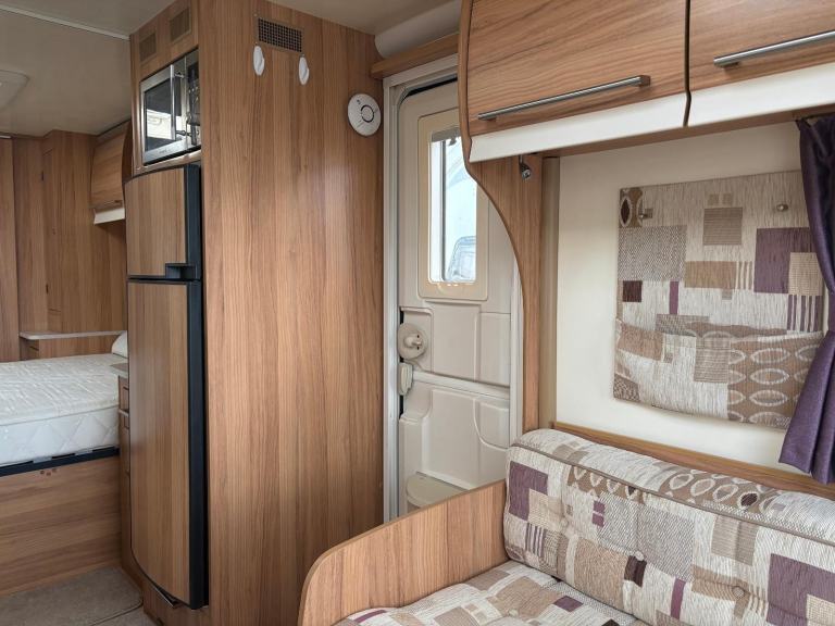  BAILEY UNICORN VIGO - FIXED TRANSVERSE ISLAND BED CARAVAN + MOTORMOVER 