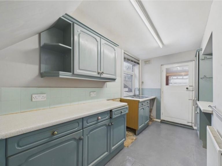 3 bed house large garden moorgate 