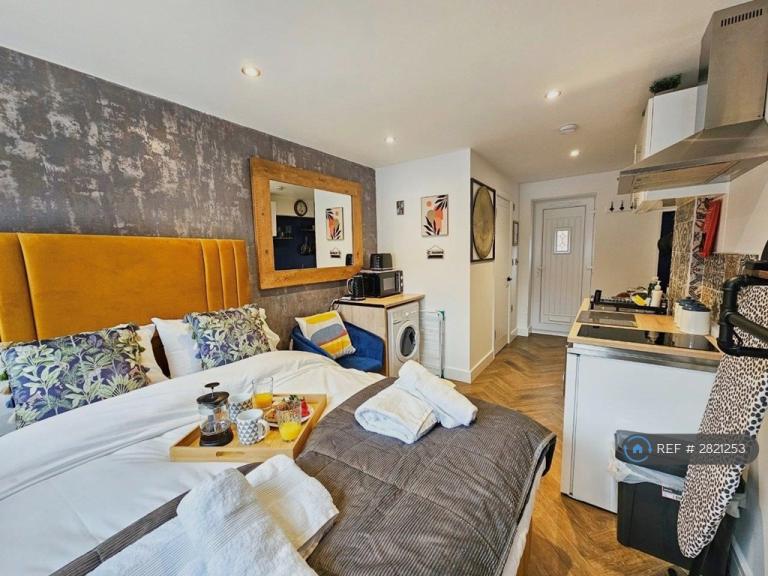 Studio flat in Cobblestone Way, Cheltenham, GL51 (#2821253)