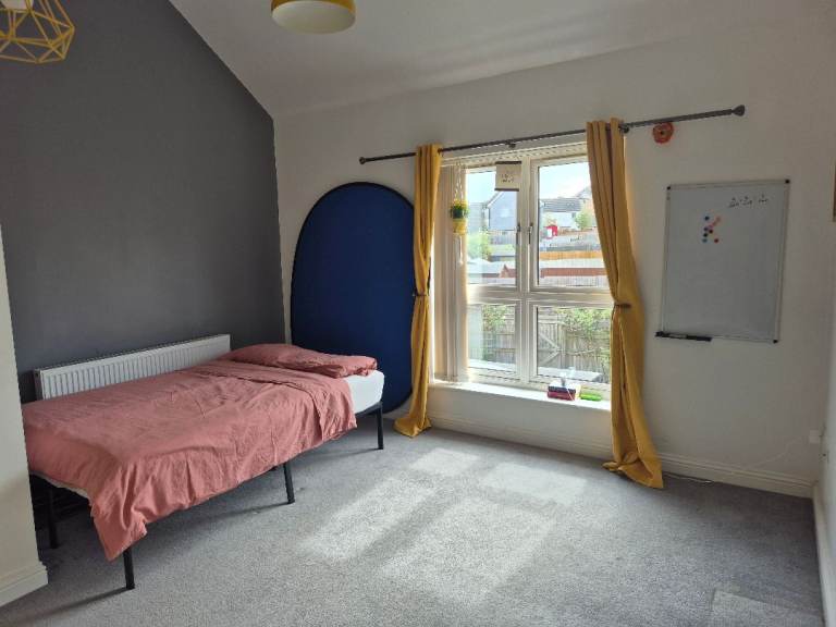Huge double bedroom in Whitehouse, Milton Keynes