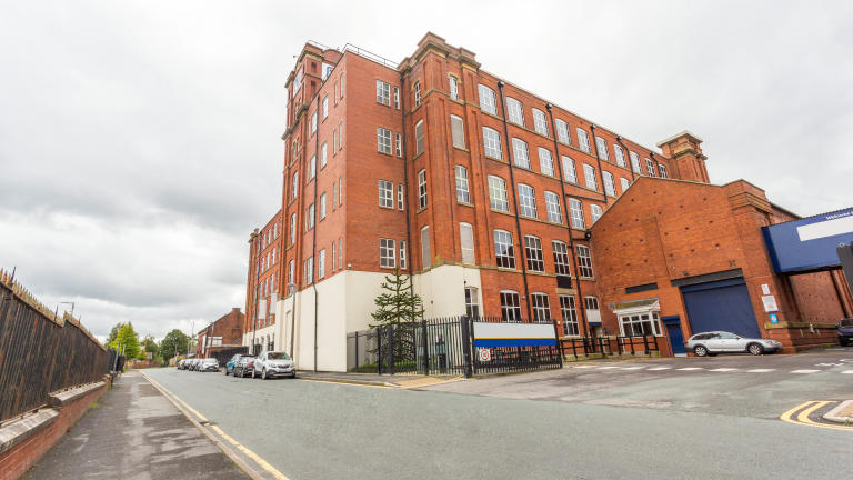 Manchester - M276DB \ Serviced Office with 2 Desks