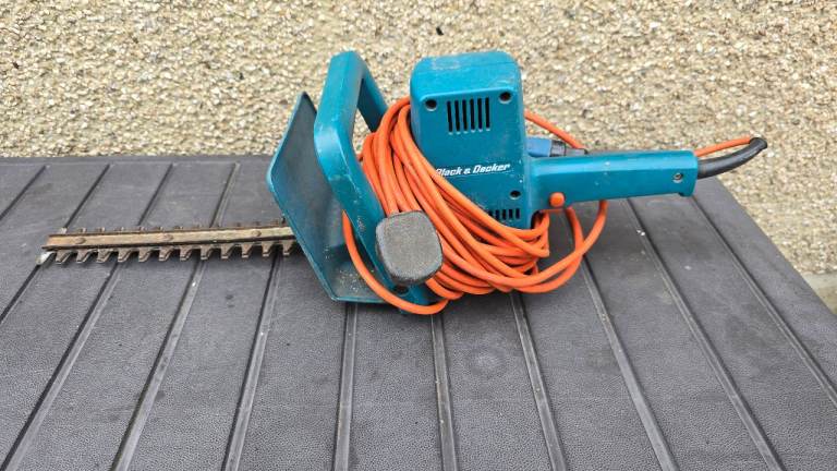 Black & Decker Corded Electric Hedge Trimmer – Good Condition