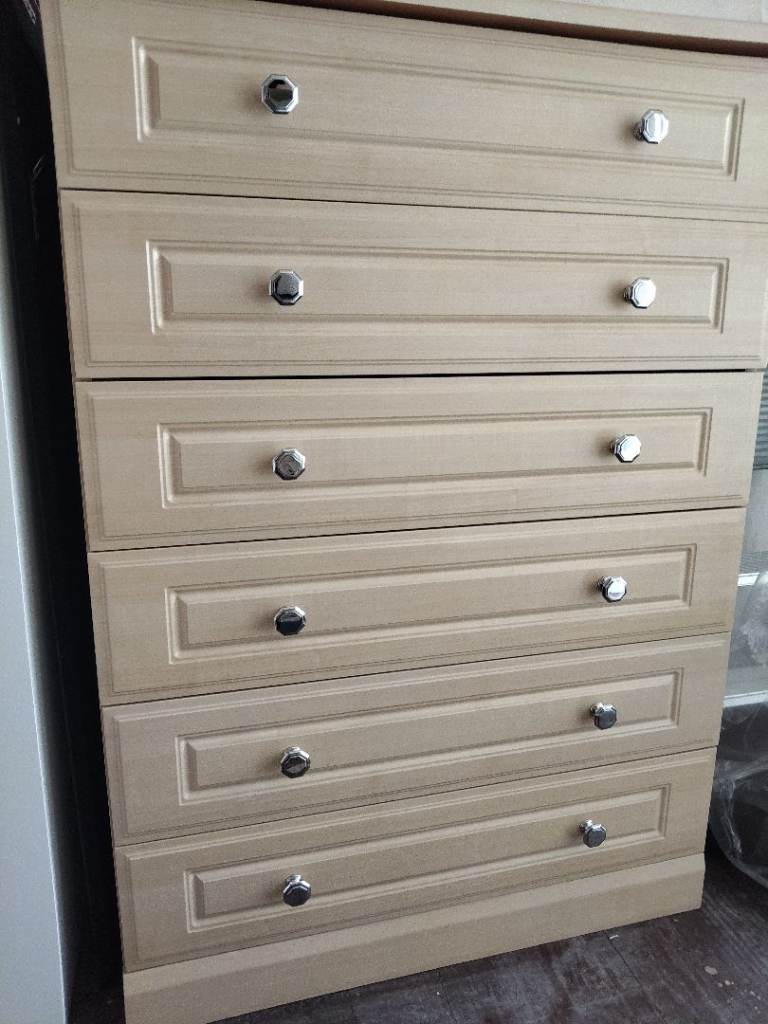 Light Wood Chest of 6 Drawers – Good Condition