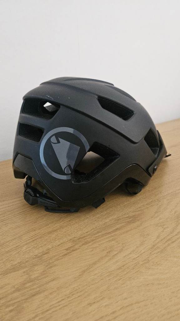 Endura Hummvee Plus Helmet – M/L Black, Like New