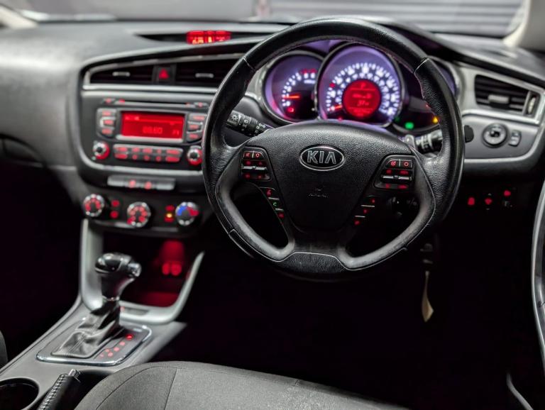 2015 Kia Ceed 1.6 CRDi 2 Hatchback 5dr Diesel DCT Euro 6 (s/s) (134 bhp) HATCHBACK Diesel Automatic