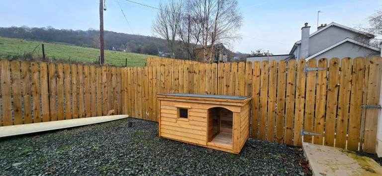 Brand new XL kennels with porch & window 