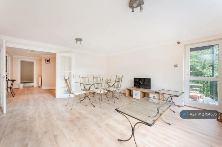 2 bedroom flat in Greenview Close, London, W3 (2 bed) (#2754336)