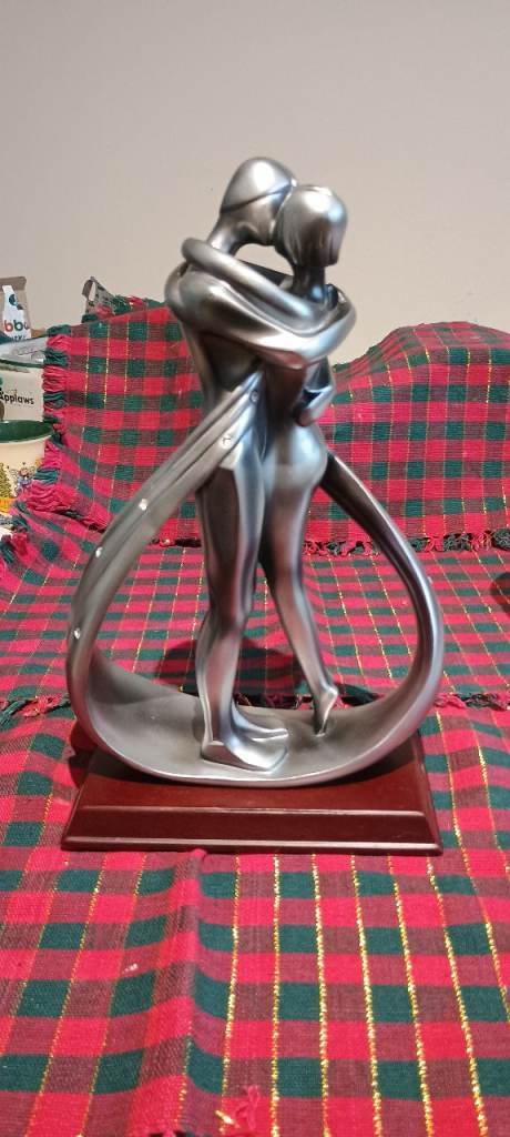 Kissing partners statue - great wedding or Valentines gift