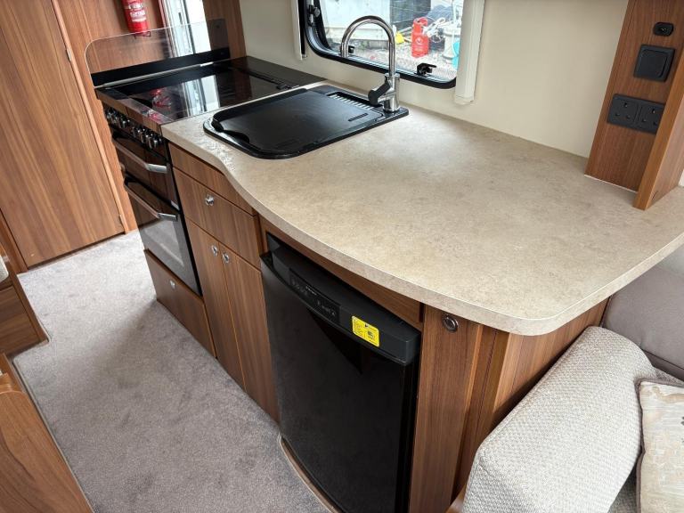 ELDDIS AFFINITY 530 - 3 BERTH CARAVAN + AIR CONDITIONING + MOTORMOVER