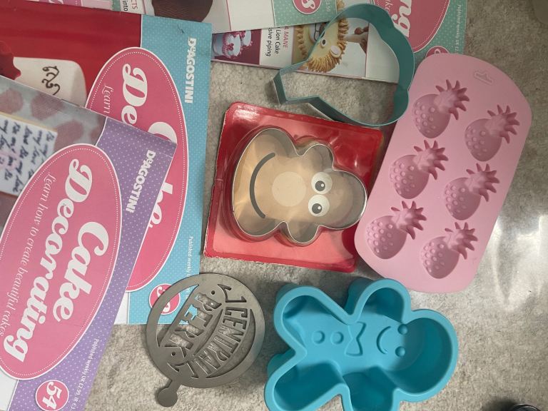 Large bundle of cake making / decorating items 