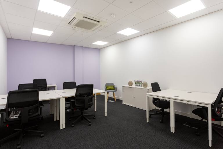Plymouth - PL4 0HP \ Private Office Rental with a 5-Desk Setup
