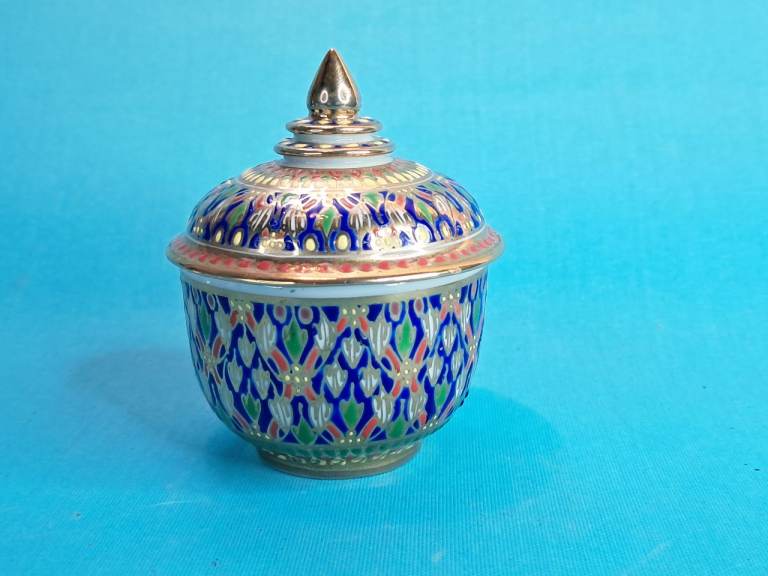 Beautiful Hand Painted Vintage Thai Benjarong Bowl &trinket .Lid.