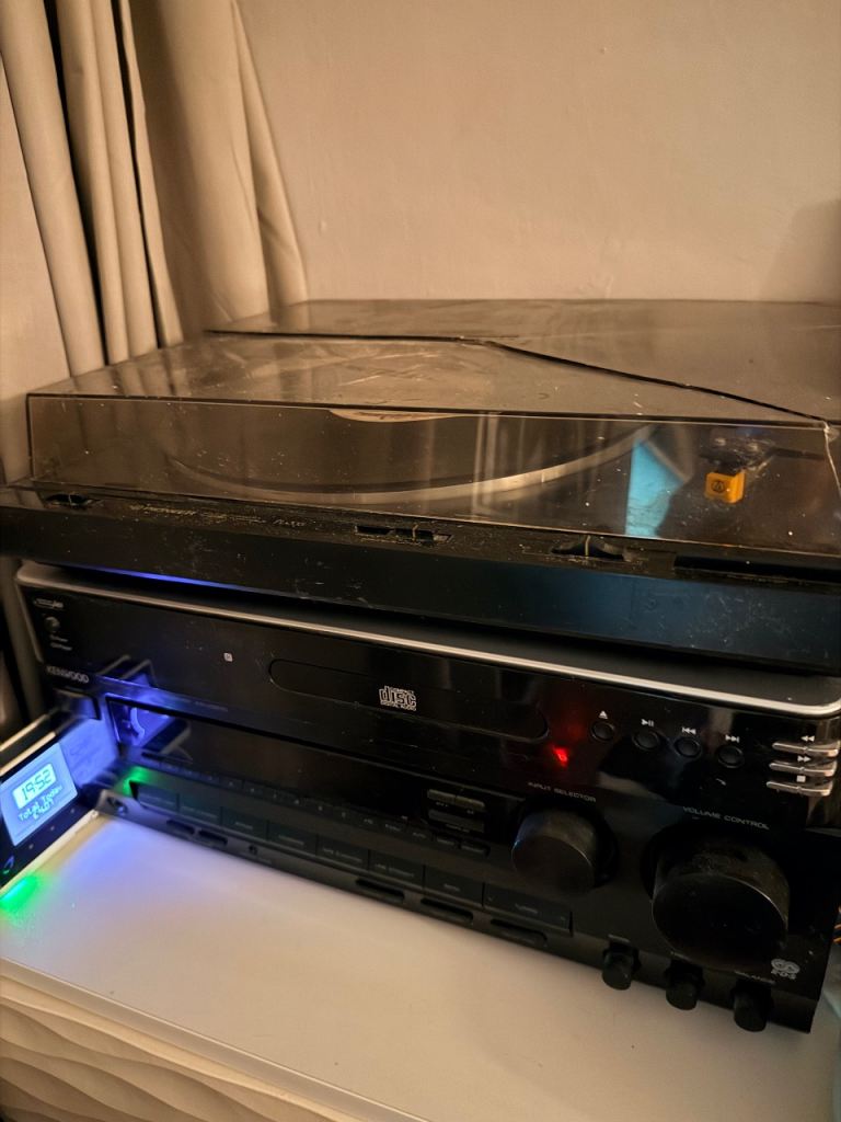 CD player Stereo System with Speakers – Good Condition