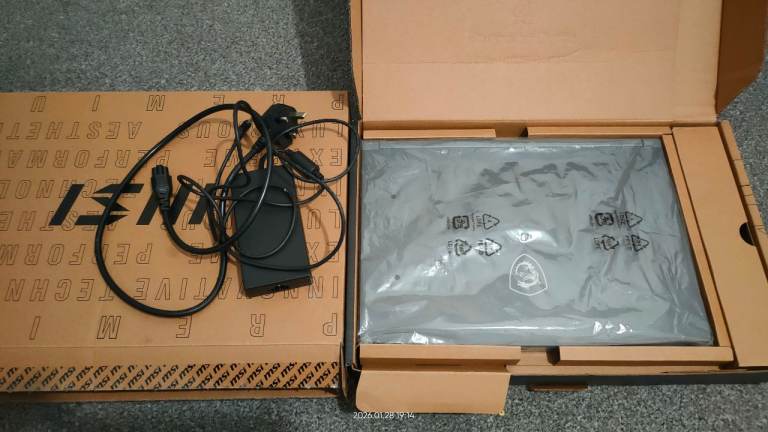 MSI Thin 15"-B13VE-i7-13620H-RTX 4050-16GB-1.5 TB-like a new.See Pictures