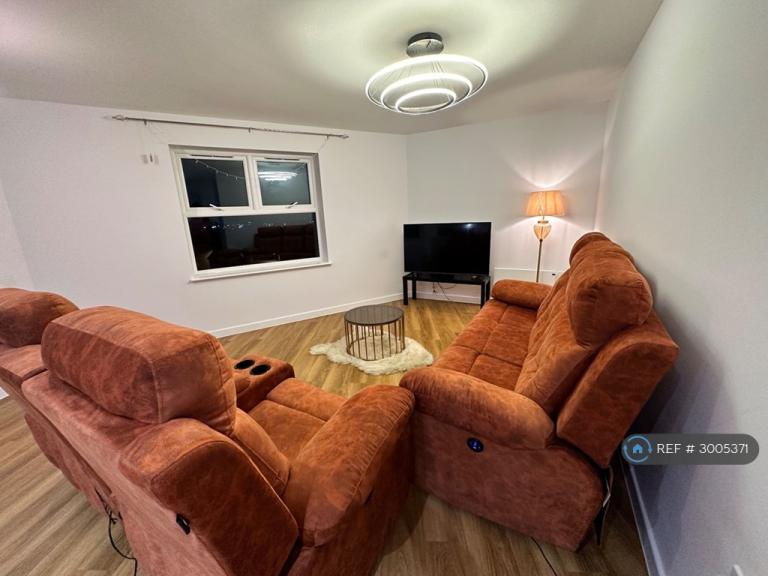 2 bedroom flat in Chatham, Chatham, ME4 (2 bed) (#3005371)