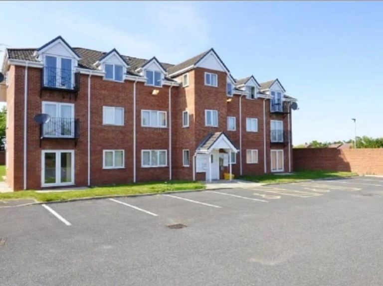 2 bed flat with parking