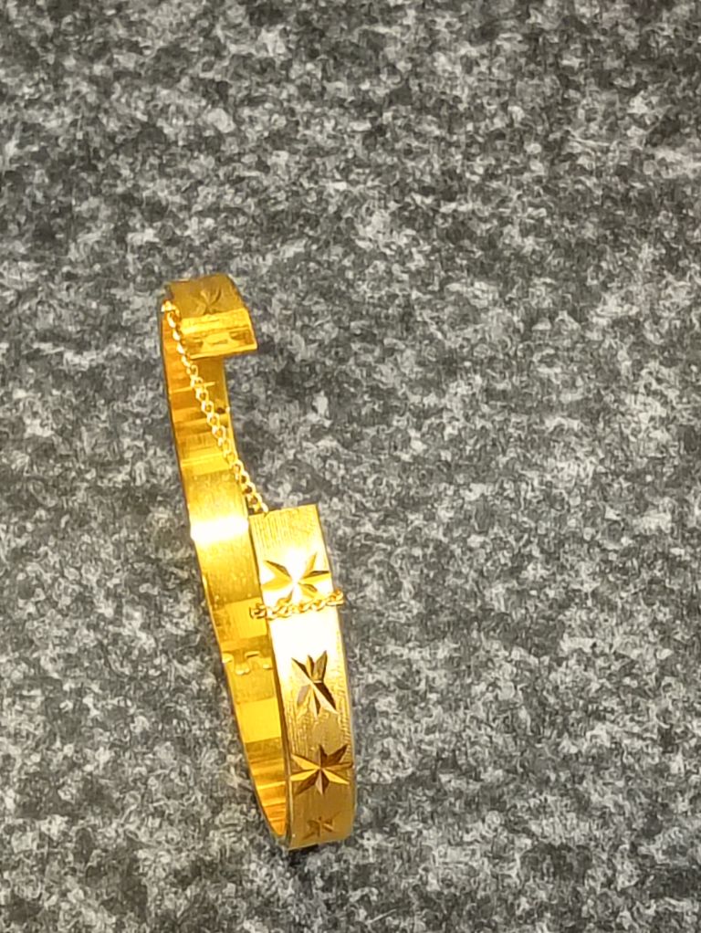 18 K rolled gold plated vintage bangle Excellent condition 