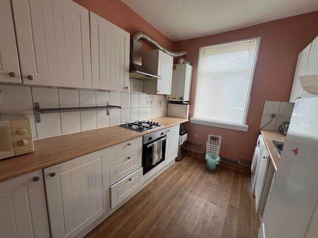2 Bedroom First Floor Flat Kingswood Road Ilford IG3 8UD