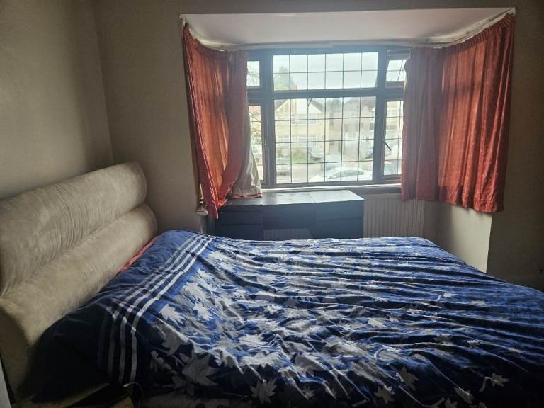 Fully Furnished Double Bed Room available for rent in Feltham. 