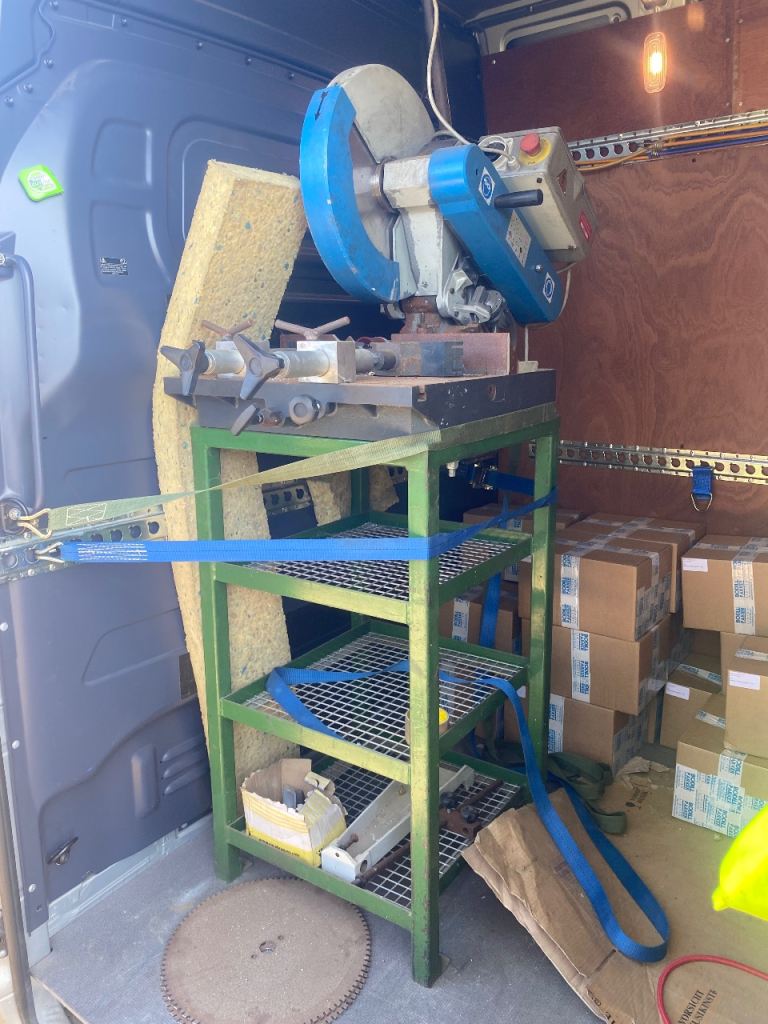 Metal cutting saw