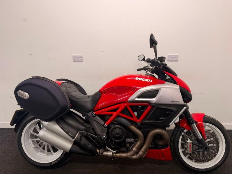 DUCATI DIAVEL STRIPE ** PANNIERS - DIGITAL DISPLAY - KEYLESS RIDE ** 