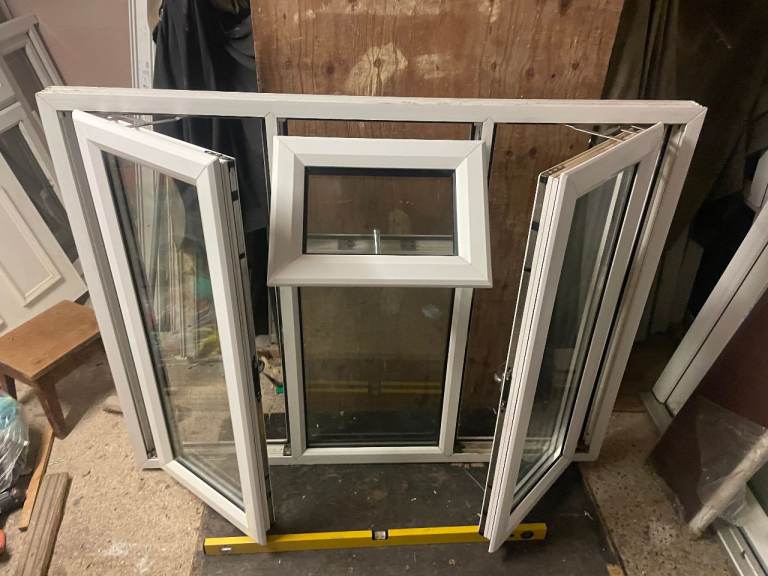 H 118 x W 152 cm - UPVC DOUBLE GLAZED WINDOW - CLEAR GLASS - GOOD CONDITION (REF: LJ188)