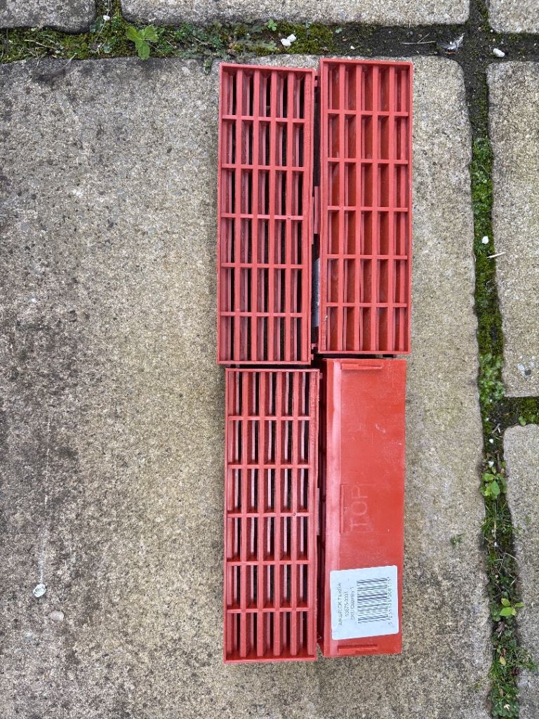 Red Plastic air bricks - Set of 4