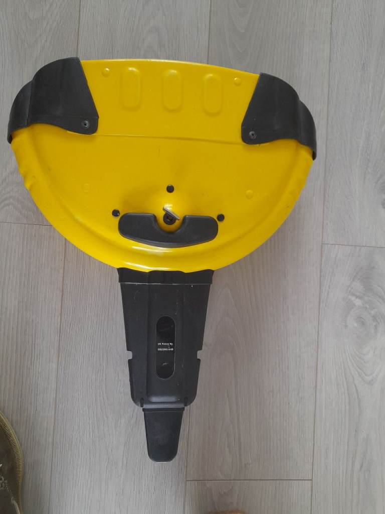 Disk car steering lock in good condition fits most cars