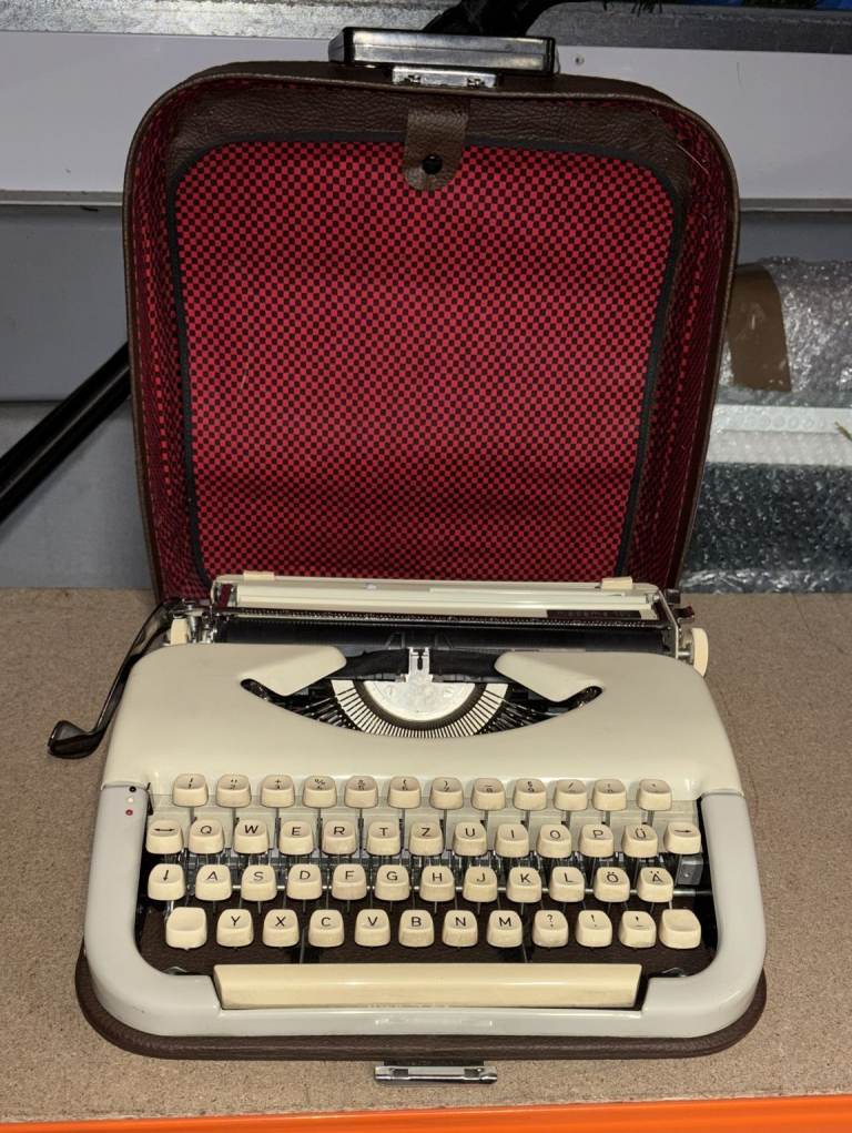 Vintage Berimex Typewriter - Madame 100