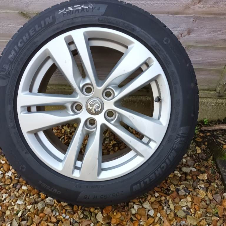 Vauxhall astra alloy wheel 16"and tyre 5 stud 
