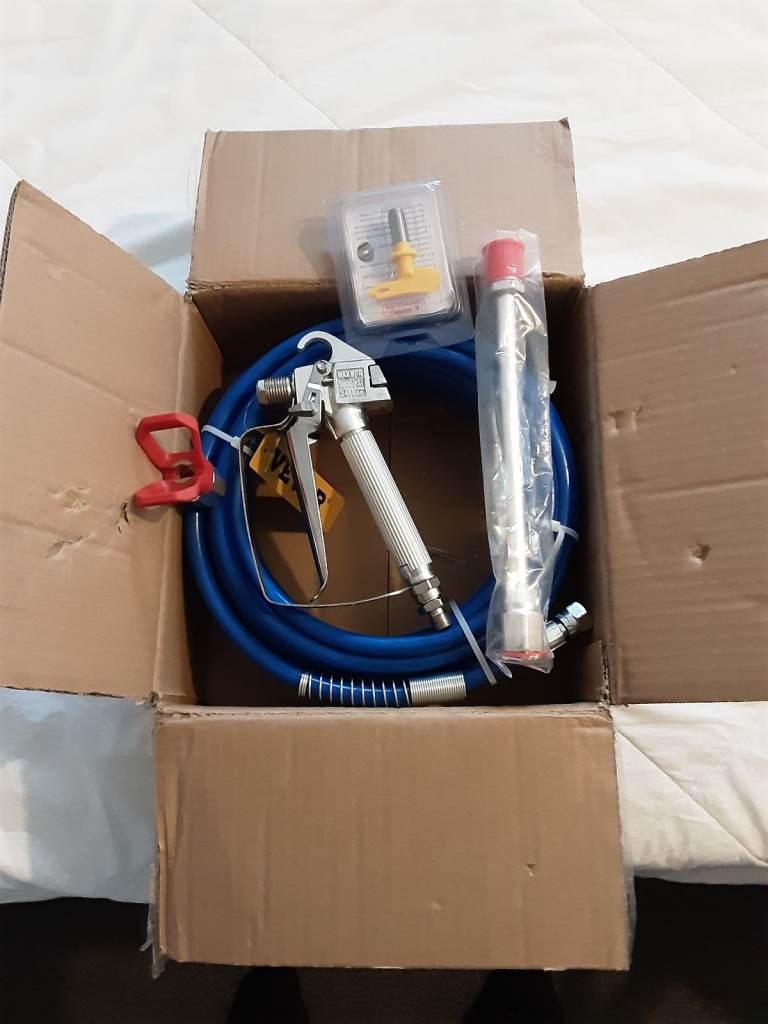 Spraying hose and gun