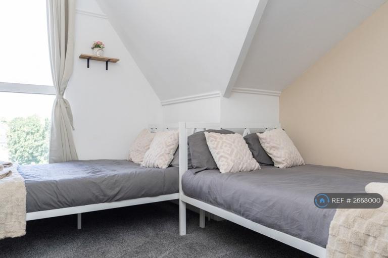Studio flat in Merton Road, Southsea, PO5 (#2668000)