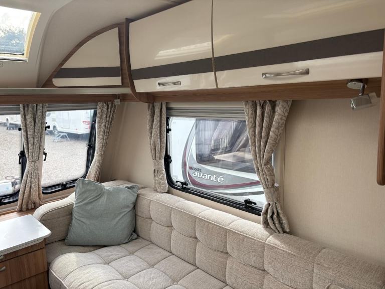 LUNAR CLUBMAN ES - 3 BERTH CARAVAN WITH END WASHROOM + MOTORMOVER